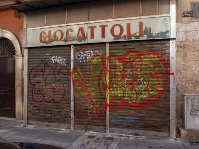 ...se non nella sede pi� piccola dell�esercizio commerciale (anch�essa dismessa), situata sempre su via Sagarriga Visconti. Qui vi � infatti ancora una mesta scritta �Giocattoli� posta su una saracinesca �colorata� da numerosi graffiti